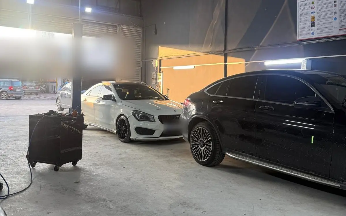 Başaran Servis atölyesinin iç görünümü: lift bölümünde bakımdaki Mercedes araçlar