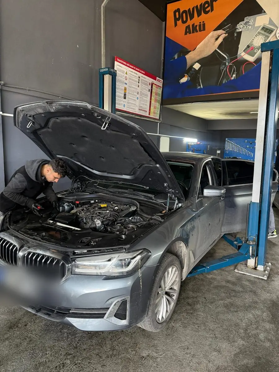 BMW 5 Serisi'nin motor bölmesinde çalışan Başaran Servis teknisyeni
