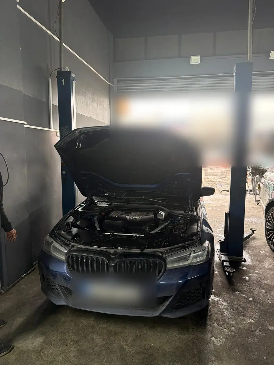 Lift bölümünde kaputu açık lacivert BMW 5 Serisi