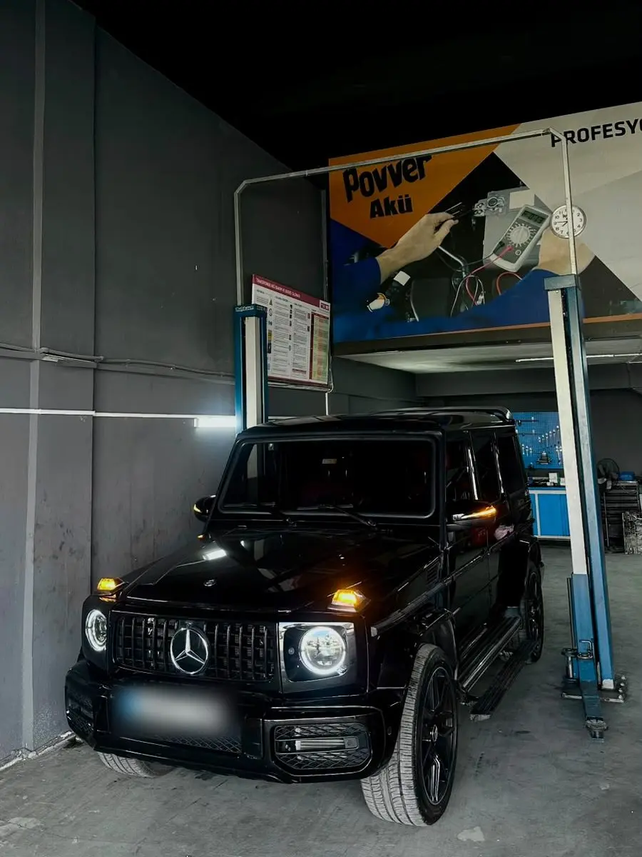 Servis atölyesine alınmış siyah Mercedes-AMG G-Serisi