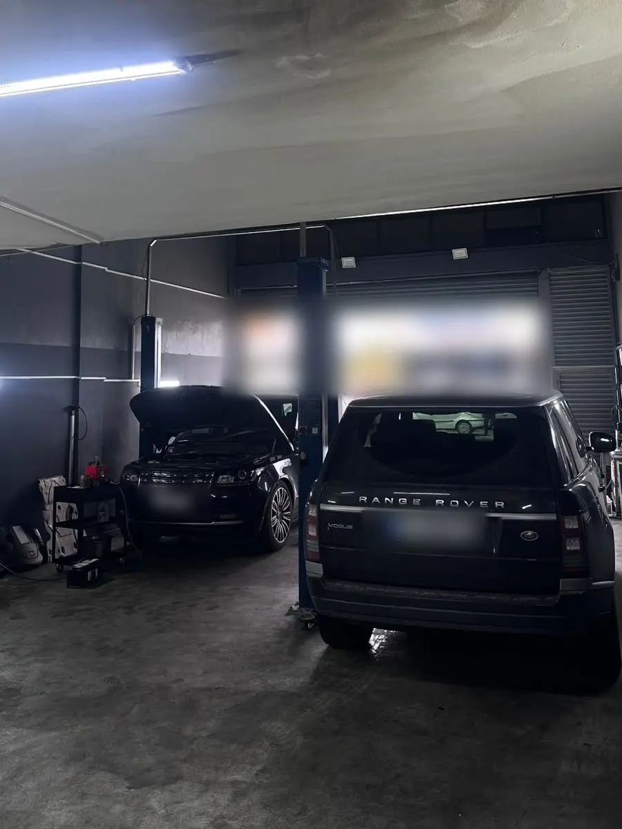 Atölyede yan yana bakıma alınmış iki Range Rover