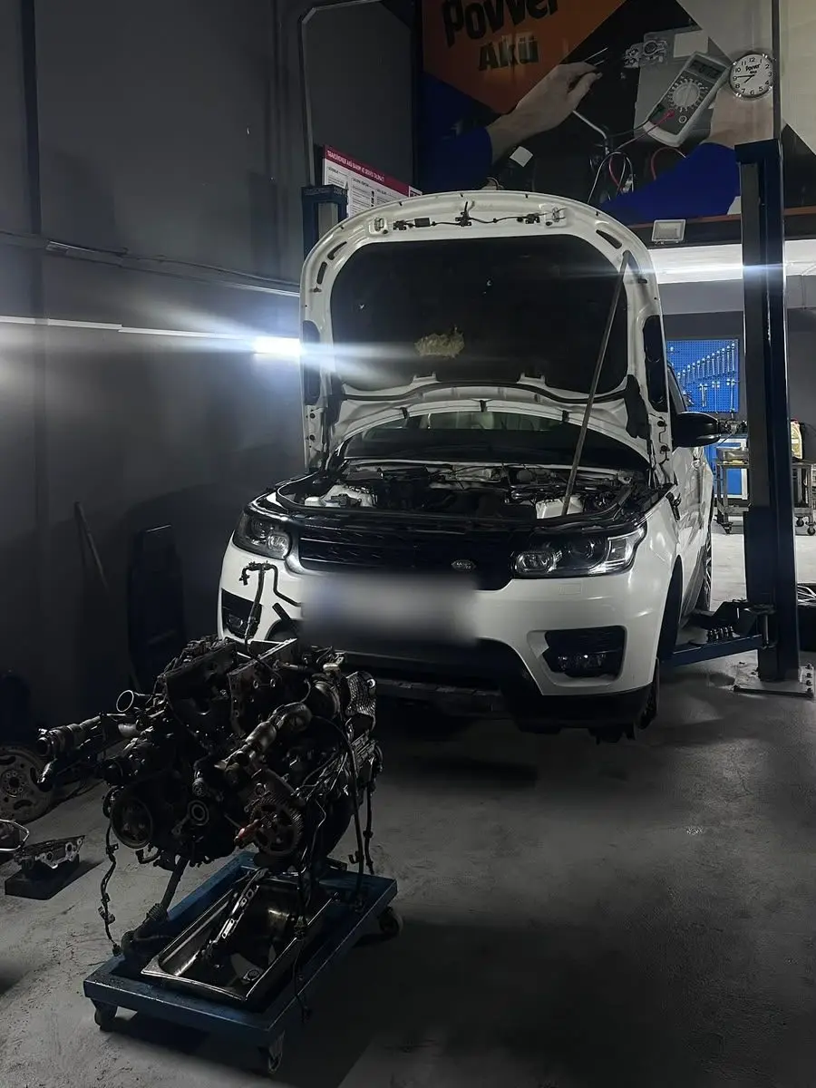 Motoru sökülmüş beyaz Range Rover Sport ve sehpaya alınmış motoru