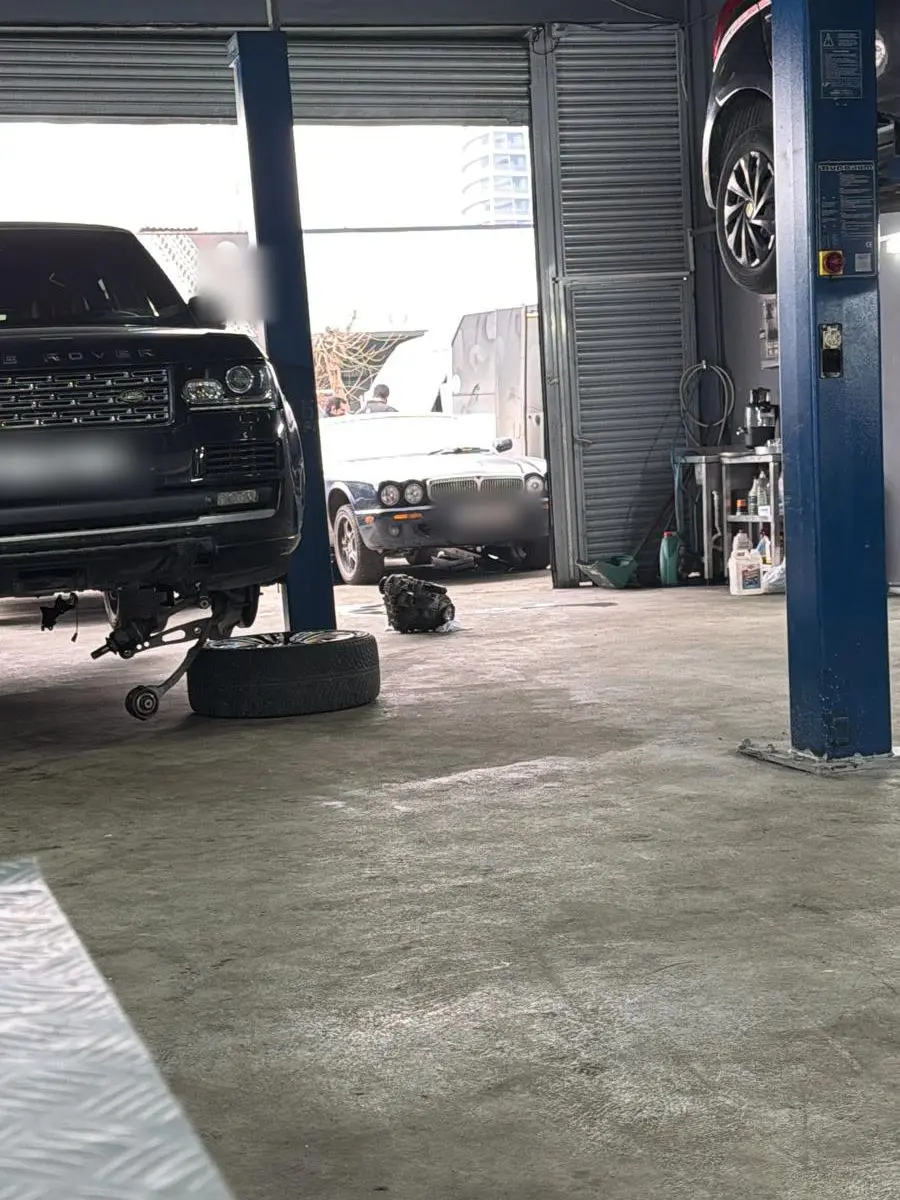 Ön tekerleği sökülmüş Range Rover'da süspansiyon ve alt takım çalışması