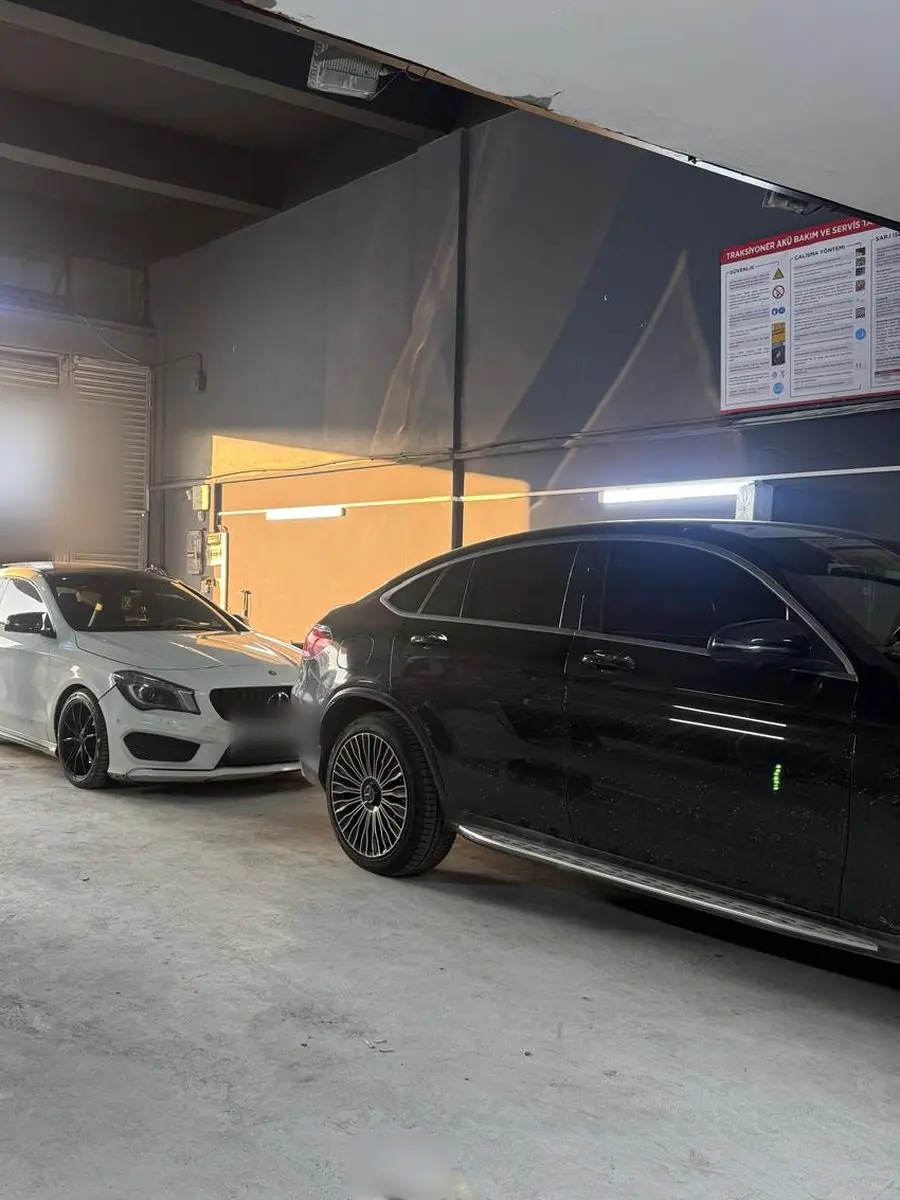 Bakım sırasındaki Mercedes CLA ve GLC Coupé'nin durduğu servis alanı