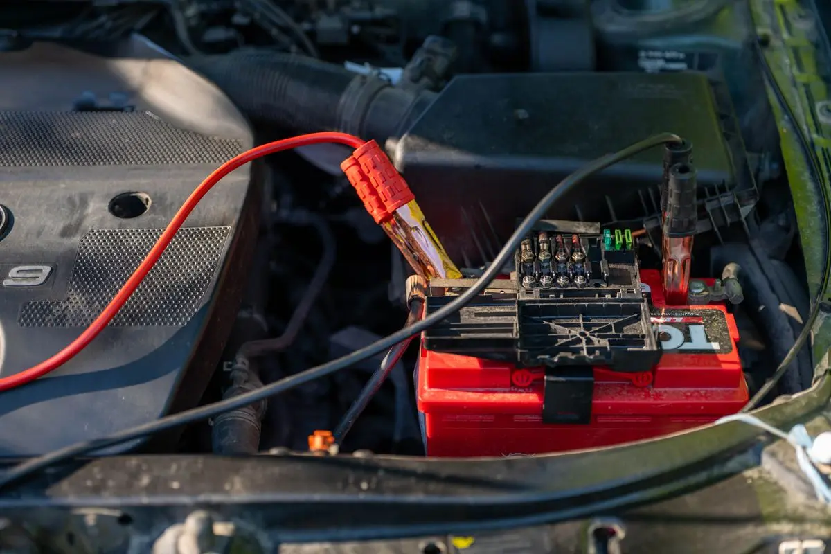 Motor bölmesinde akü ve kablo bağlantılarının kontrolü