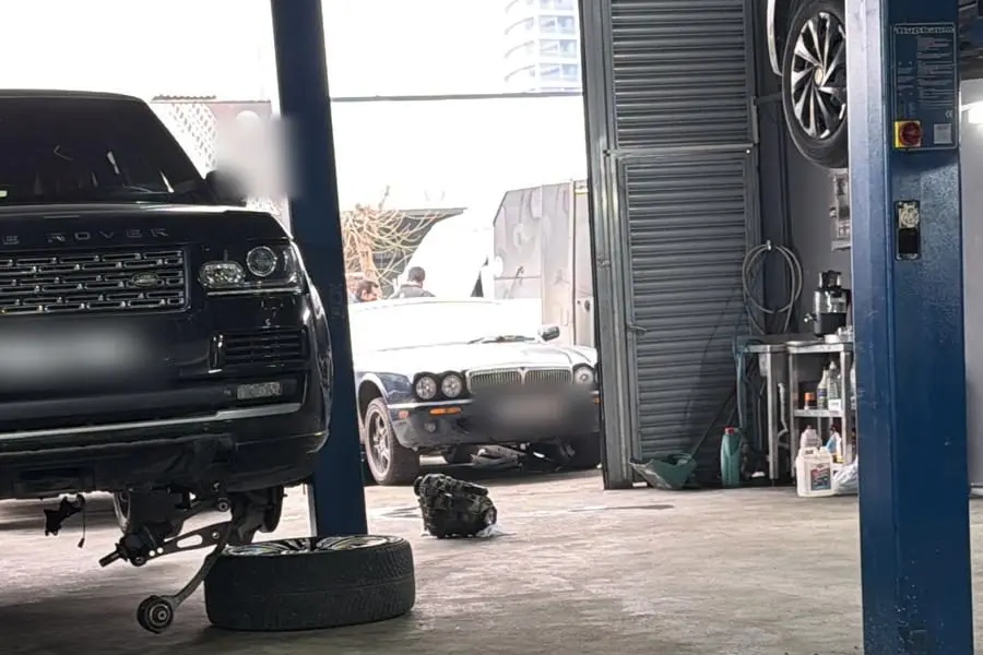 Ön tekerleği sökülmüş Range Rover'da süspansiyon ve alt takım çalışması