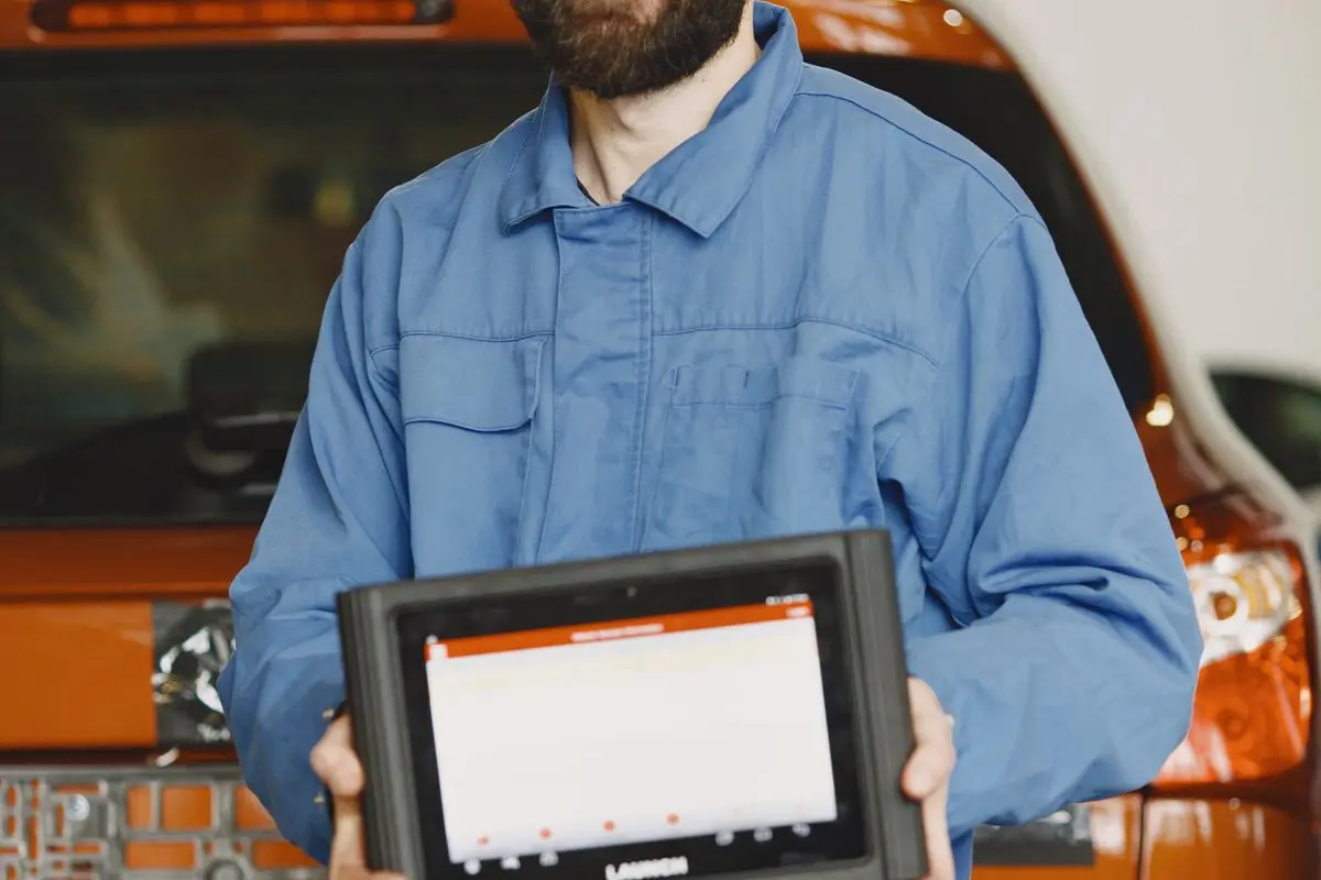 Diagnostik tablet ile modül kodlaması yapan servis teknisyeni